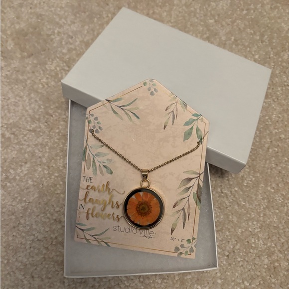 🌹 Studio Ville Gold Tone Pressed Flower 30" Long Pendant Necklace - Picture 3 of 3